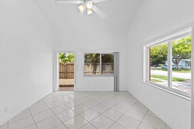 Building Photo - 5410 SW 43rd Terrace