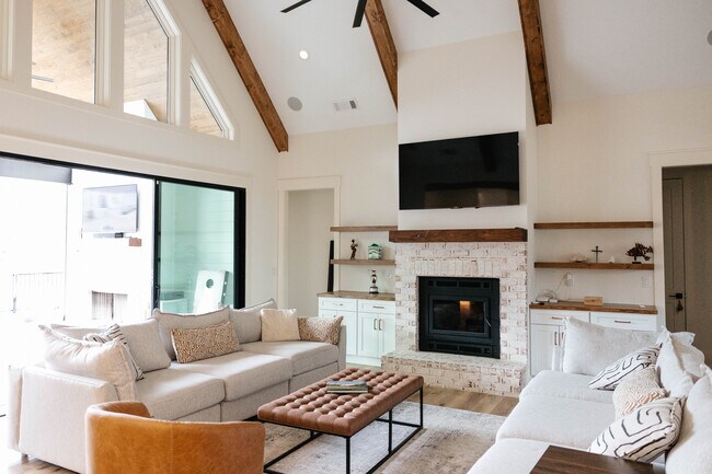 Building Photo - 1031 Pinehurst Dr