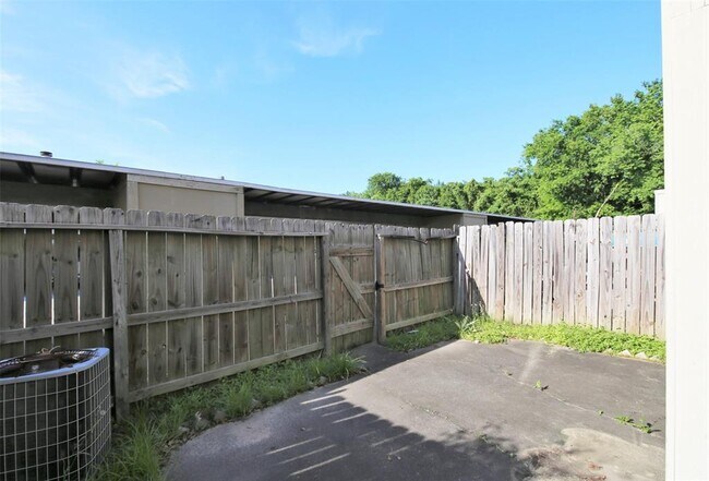 Building Photo - 2115 E Weldon Dr