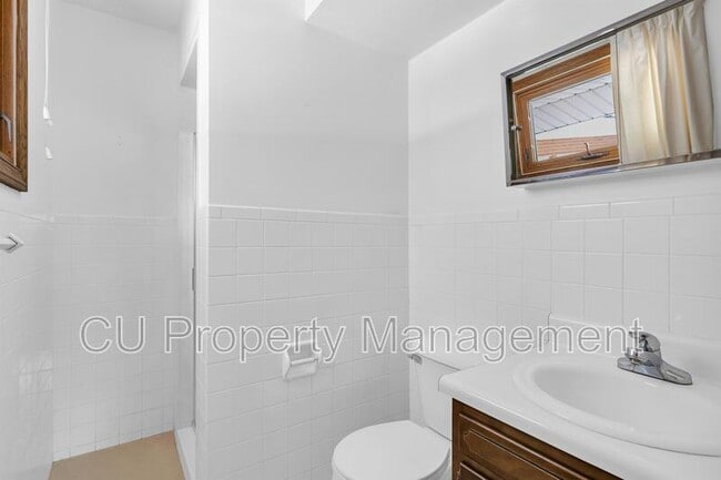 Building Photo - 1702 Golfview Dr