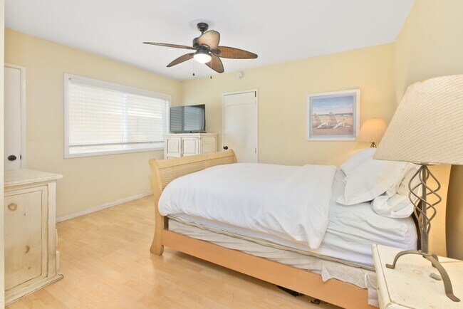 Building Photo - 1727 W Balboa Blvd