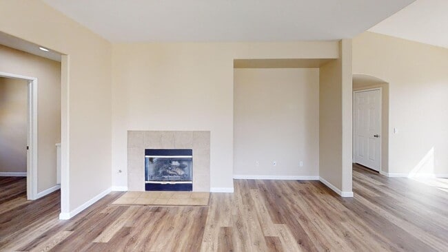 Building Photo - Beautiful Newly Upgraded 4 bedroom 3 bathr...