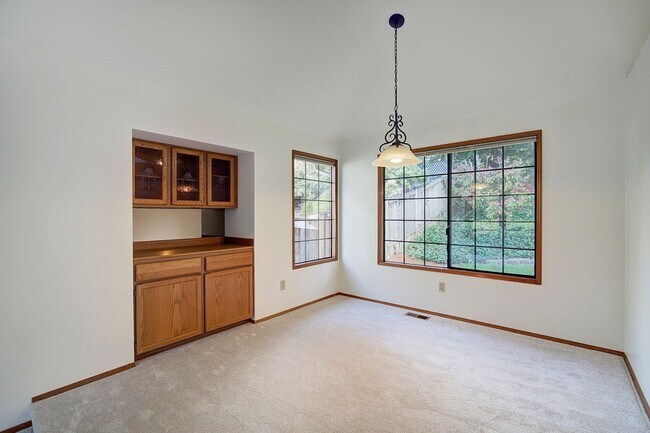 Building Photo - 4Bd/2.5Ba Sammamish Home