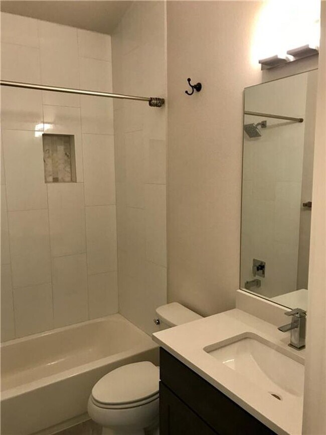 Building Photo - Central Austin / 3 bedroom, 2.5 baths / Mo...