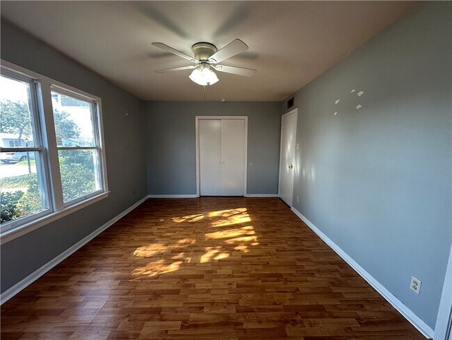 Building Photo - 117 Holly Dr