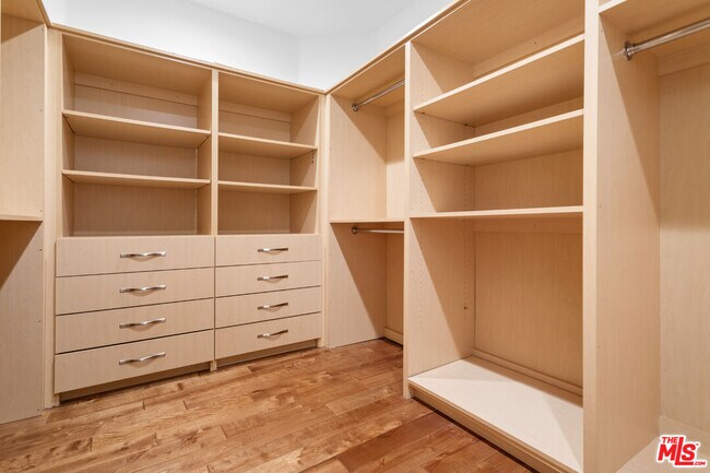 Building Photo - 4510 Tyrone Ave
