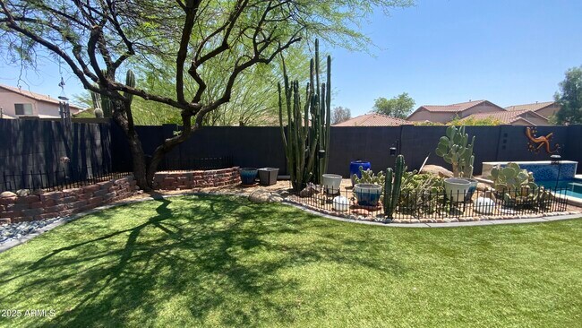 Building Photo - 39519 N White Tail Ln
