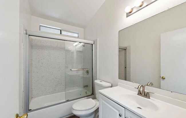 Building Photo - Charming Laurel District Apartment with Mo...