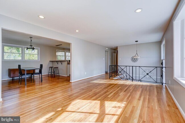 Building Photo - 6417 Earlham Dr