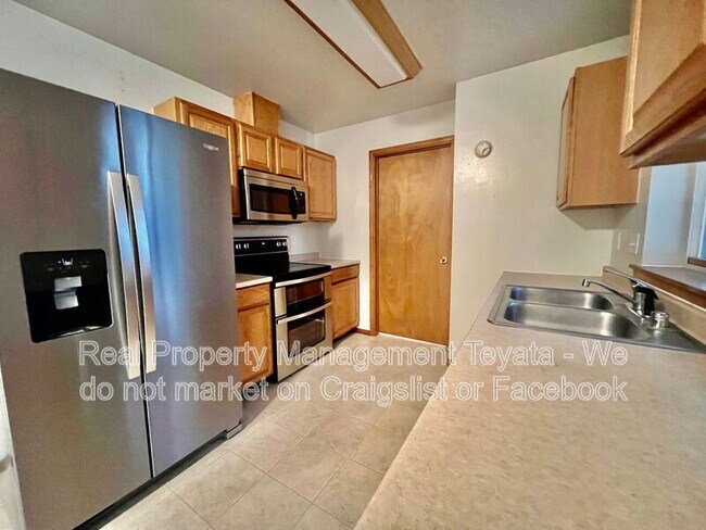 Building Photo - 450 W Alder Dr