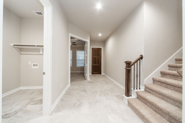 Building Photo - 8706 Fox Trail Dr