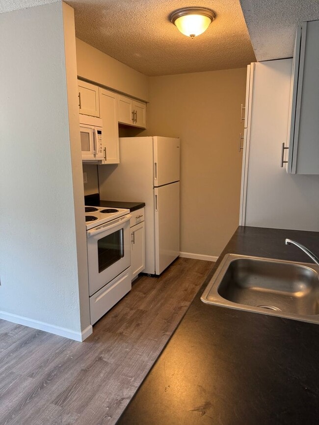 Building Photo - Three Level Condo with Garage