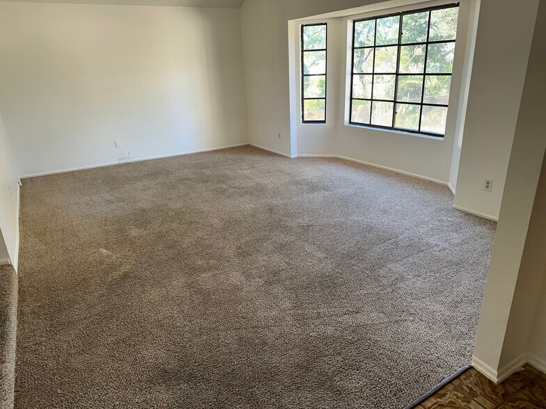 Building Photo - 10438 Cozycroft Ave