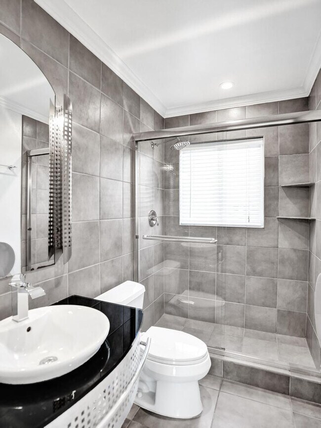 Building Photo - 2632 SE 10th Ct