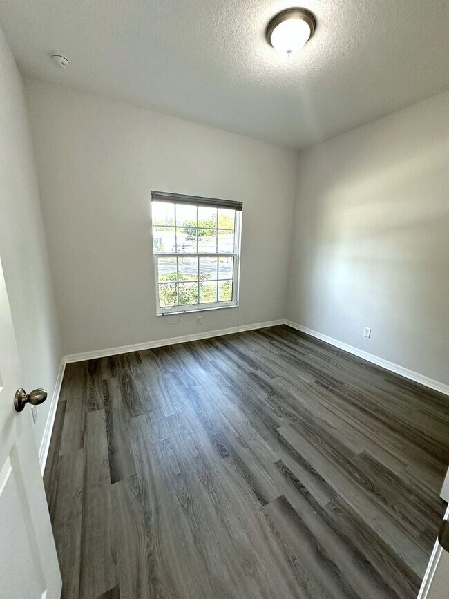 Building Photo - Newer Single Family Home 3-2-2 Seminole