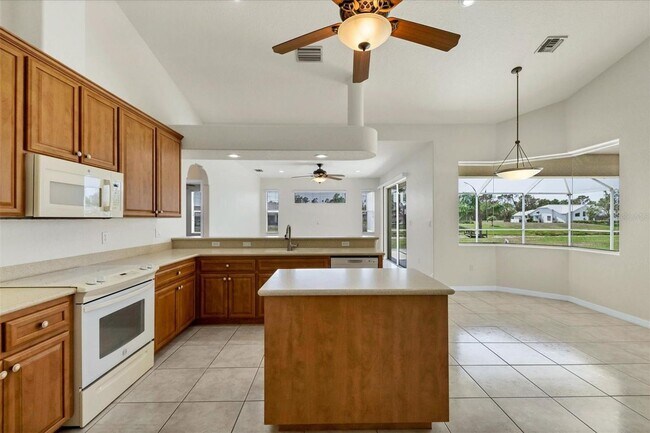 Building Photo - Beautiful and Spacious Rotonda West POOL home.