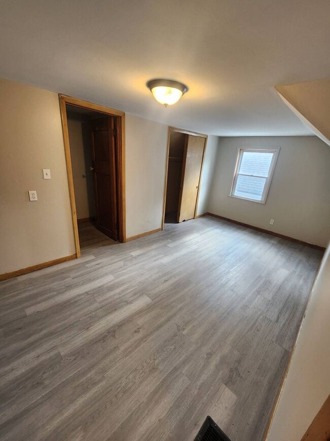 Building Photo - Charming 3-Bedroom Property in Prime Location