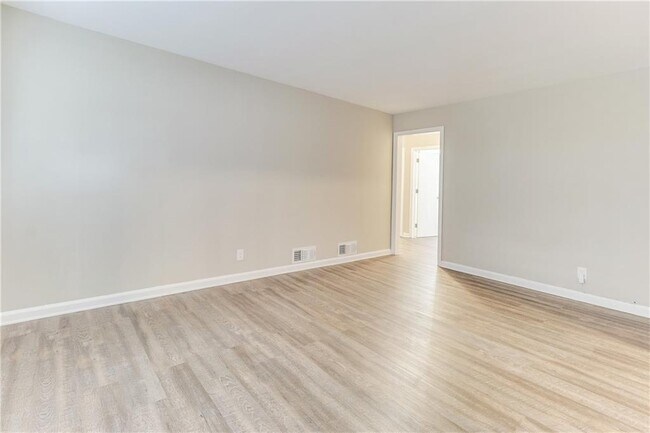 Building Photo - 2407 Baywood Dr SE