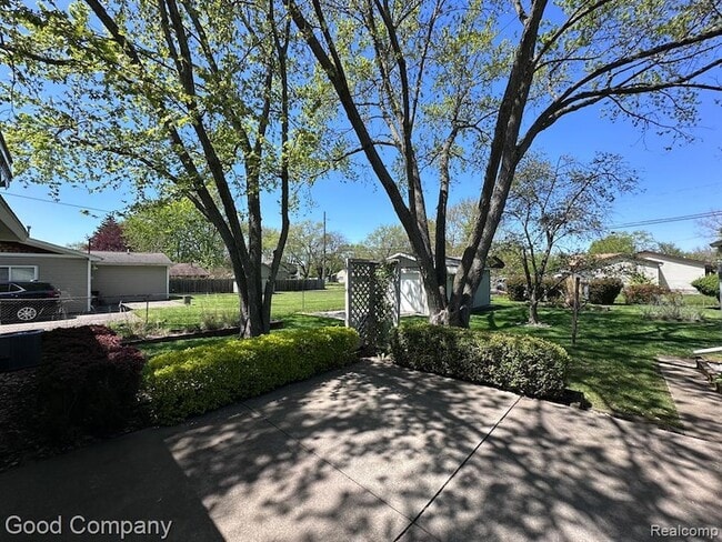 Building Photo - 6284 Woodsdale Dr