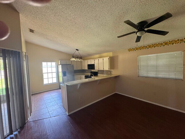 Building Photo - Spacious Lakeland 3-Bedroom Home with 2-Car Garage & Large Driveway