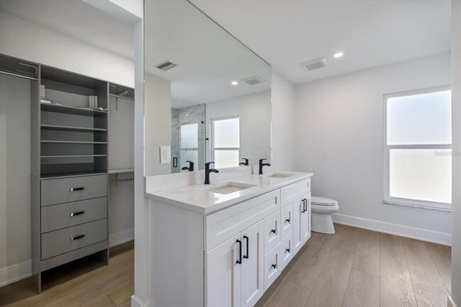 Building Photo - 470 Leger Dr