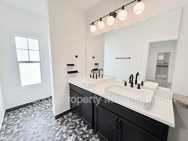 Building Photo - 211 Crooked Cedar Way