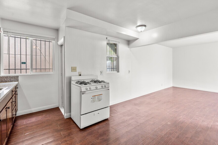 Building Photo - 1142 S Serrano Ave
