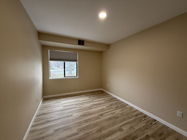 Building Photo - Remodeled 2-Bedroom!
