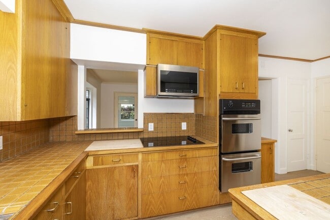 Building Photo - Stately Two Story Home w/ Serene Backyard in Crescent Park