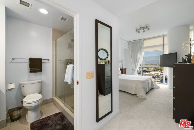 Building Photo - 13650 Marina Pointe Dr