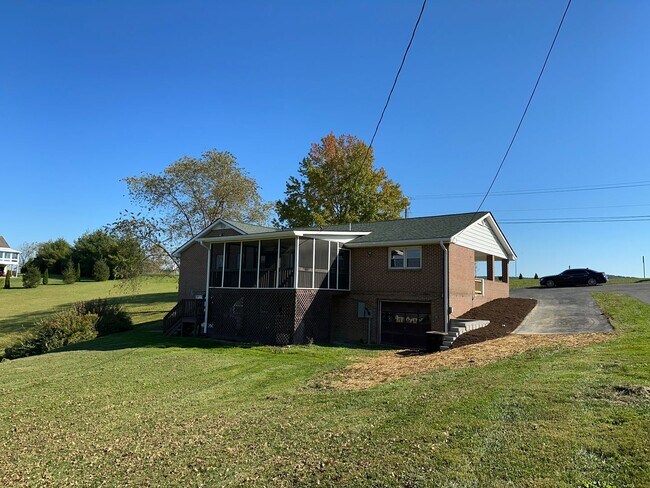 Building Photo - Large home in convent Blacksburg location