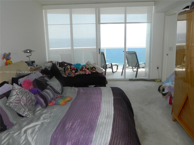 Building Photo - 17555 Collins Ave