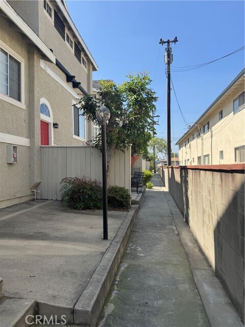 Building Photo - 5704 Sultana Ave