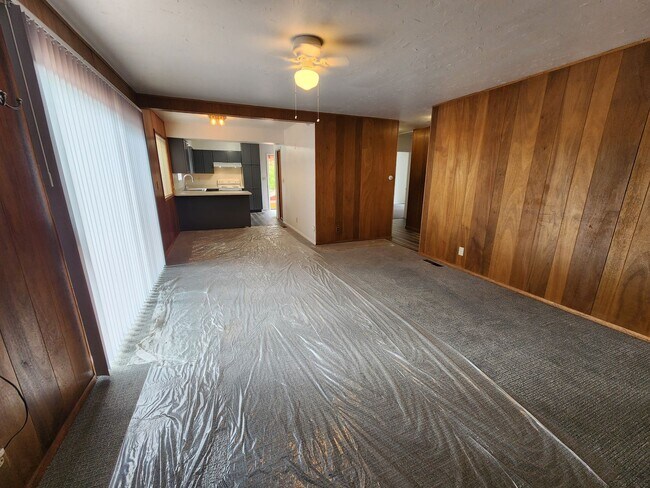 Building Photo - 221 - Steelhead Ave Duplex