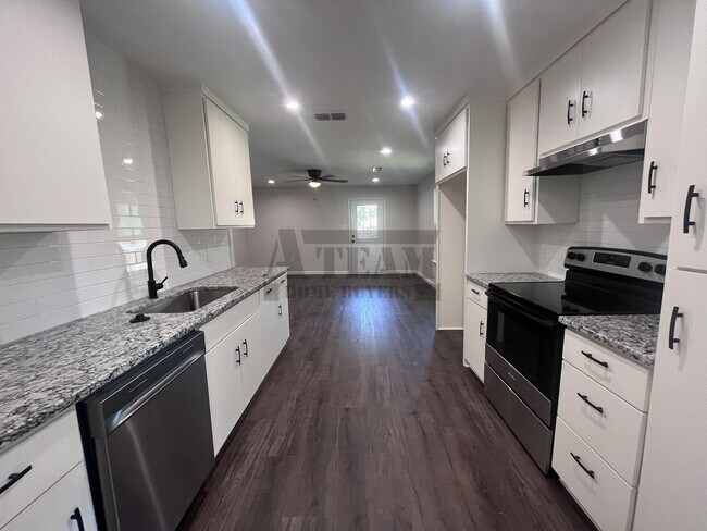 Building Photo - Beautifully updated 3-bedroom, 2-bath home