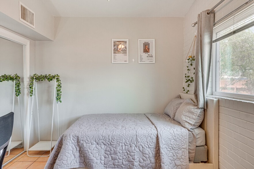 Building Photo - 858 E Alturas St