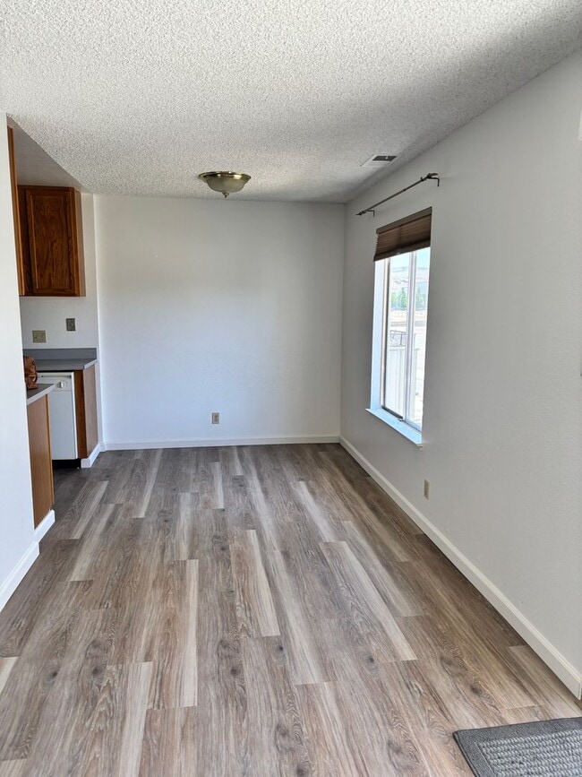 Building Photo - VERY NICE 2 BED/1 BATH 2ND FLOOR CONDO - N...