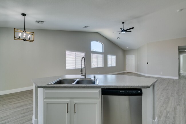 Building Photo - REMODELED 5 BEDROOM HOME IN NORTH LAS VEGAS