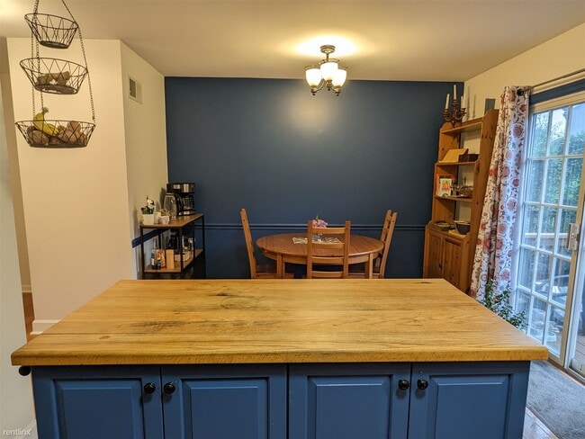 Building Photo - 3 br, 1.5 bath Townhome - 767 Knoll Drive