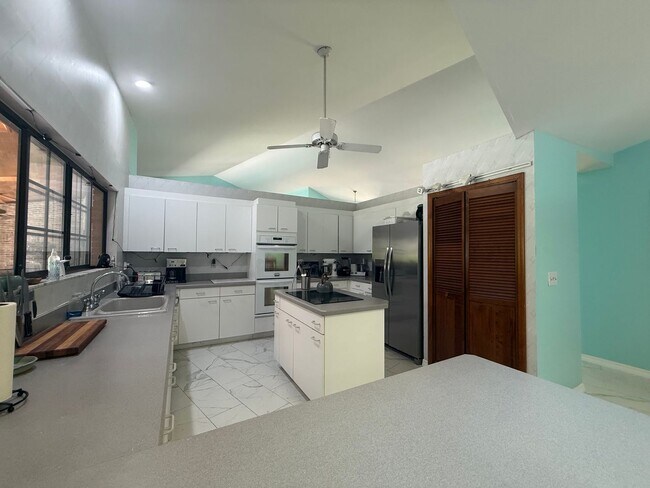 Building Photo - Beautiful 3 bedroom 2.5 bathroom pool home