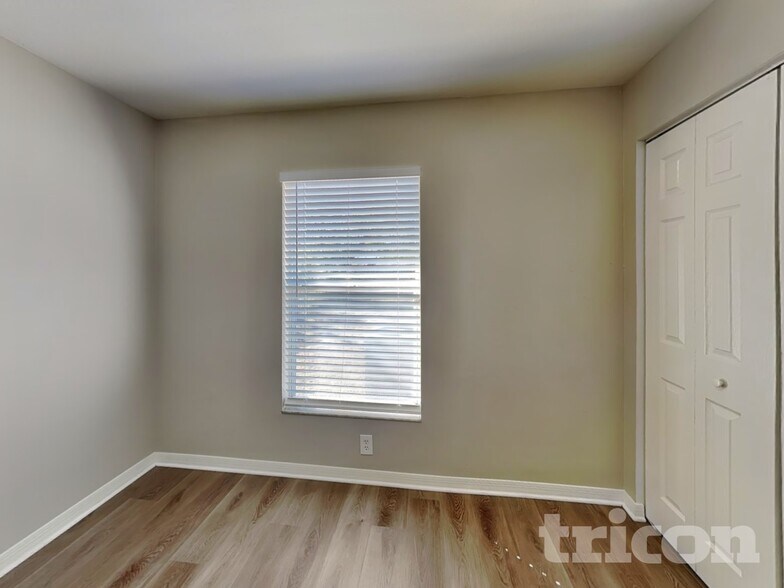 Building Photo - 8312 N Orangeview Ave