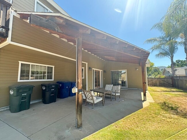 Building Photo - Single Family Home in Oak View!