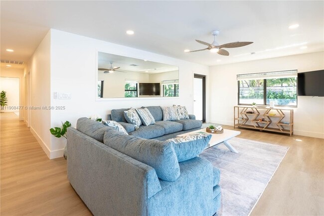 Building Photo - 309 S Riverside Dr