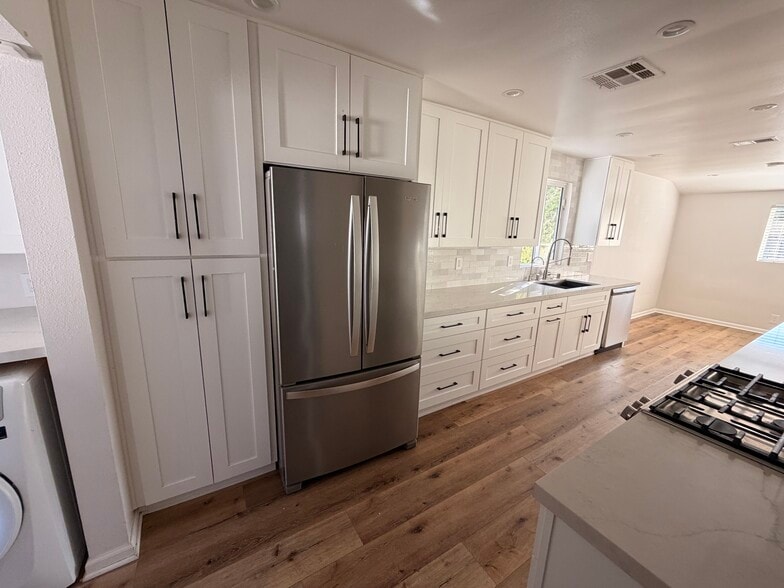 Building Photo - 5840 Allott Ave