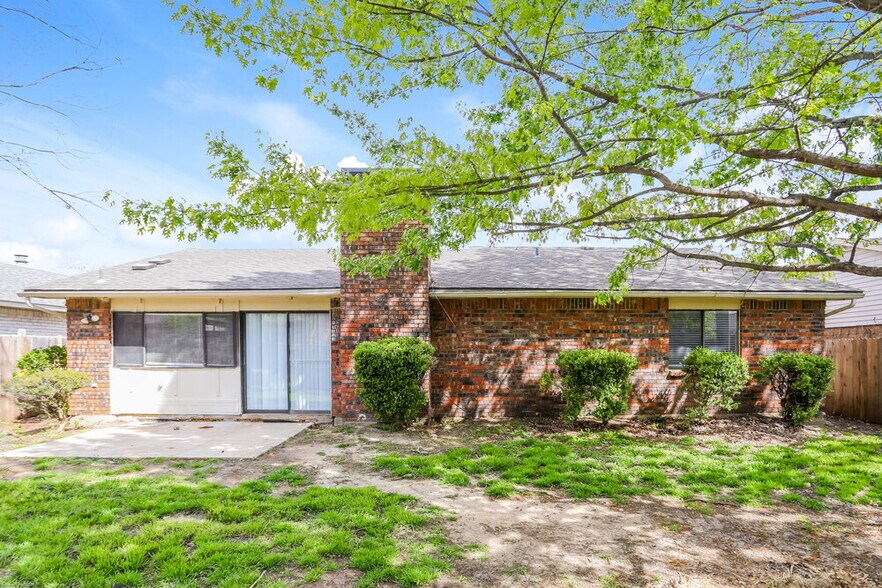 Building Photo - 4141 Yellowleaf Dr