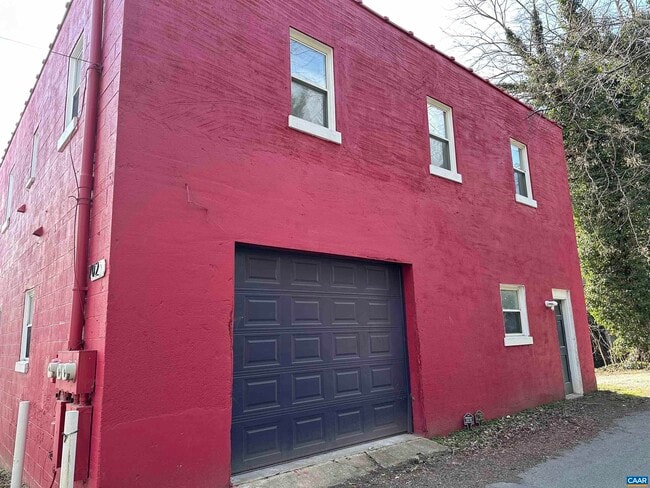 Building Photo - 702 Delevan St