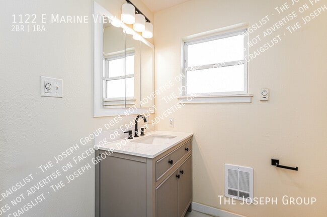 Building Photo - 1122 E Marine View Dr