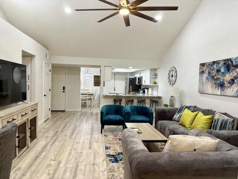 GREAT ROOM - 9040 E Winchcomb Dr