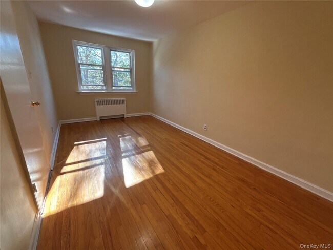 Building Photo - 25 Dolphin Green