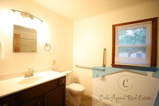 Building Photo - Move in special $850!! Spacious 3 bed/1 bath home!!